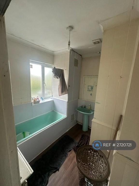 Shared Bath/Shower Room