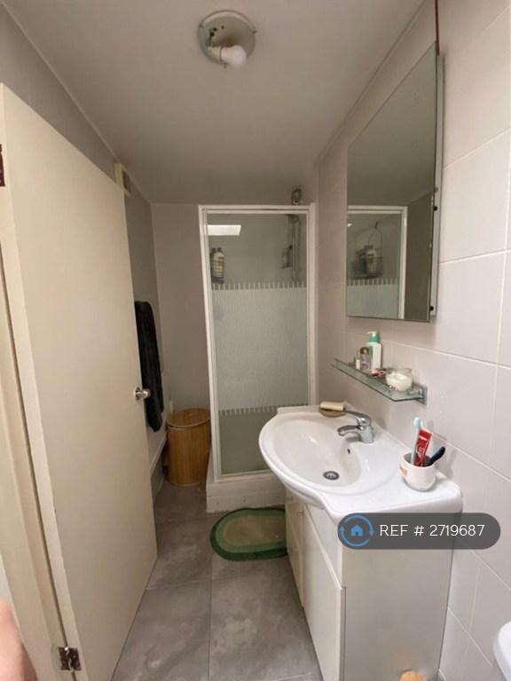 Spacious Bathroom