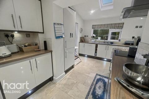 undefined, Spalding PE11