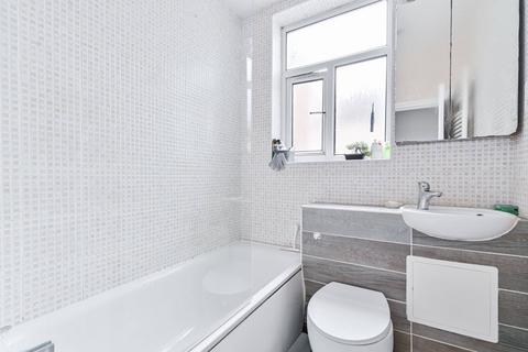 2 bedroom maisonette to rent, Mantilla Road, Furzedown, London, SW17