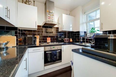 3 bedroom flat to rent, Kennington Park Road, Oval, London, SE11