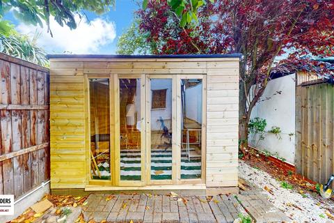 2 bedroom apartment to rent, Worsley Road, London, E11