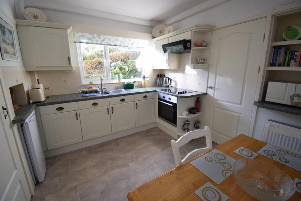 GF Flat Kitchen.JPG