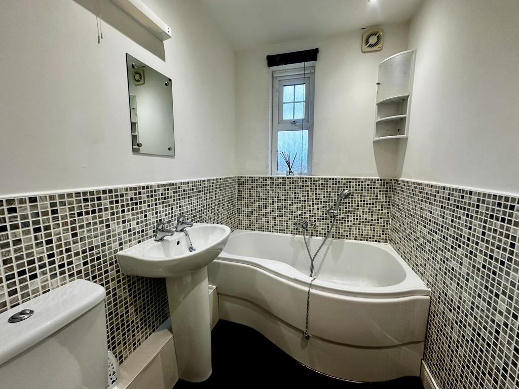 1 Moulton Chase - Main Bathroom