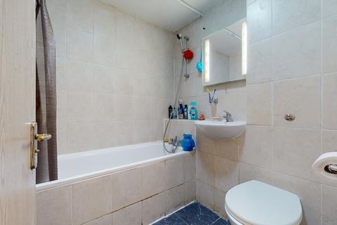 2 bedroom ground floor flat to rent, Laugan Walk