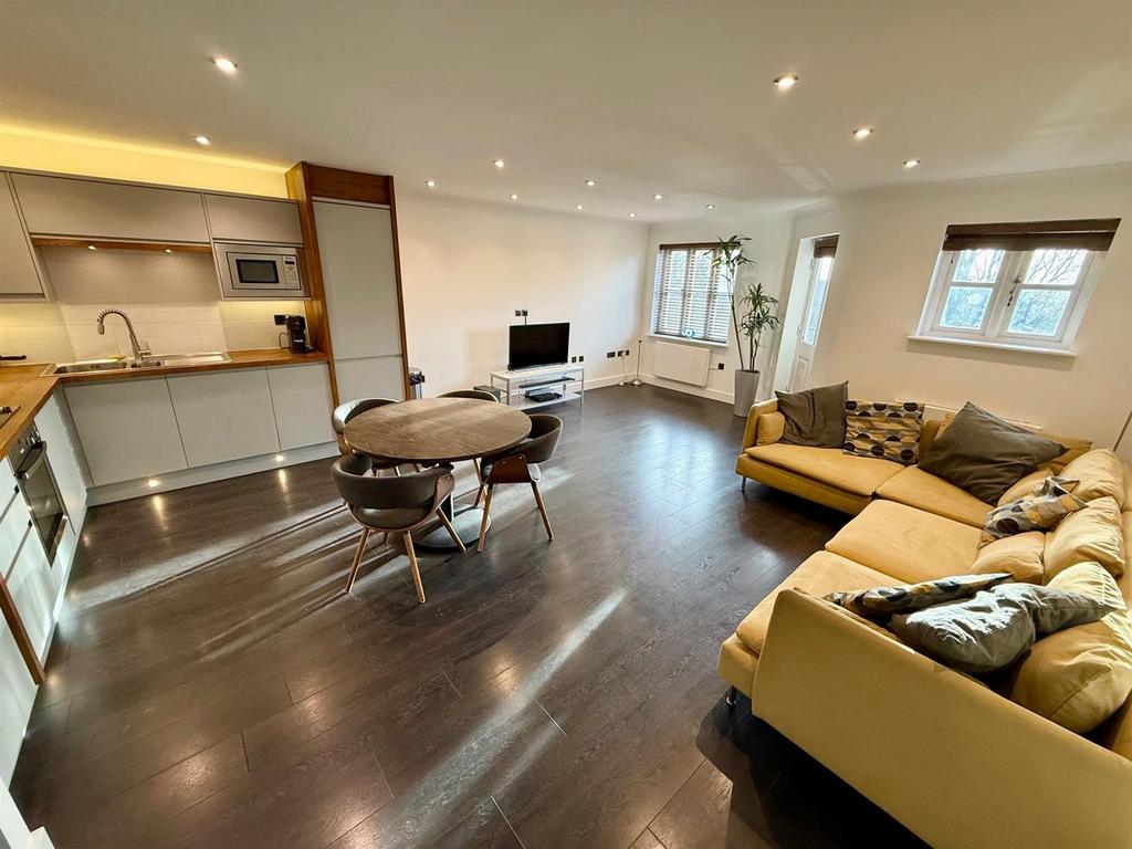 No 8 B17 8 DJ Kitchen, Lounge b.jpg