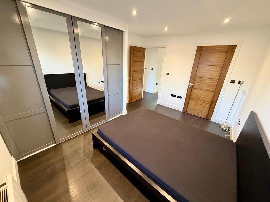 No 8 B17 8 DJ Bed 1.jpg