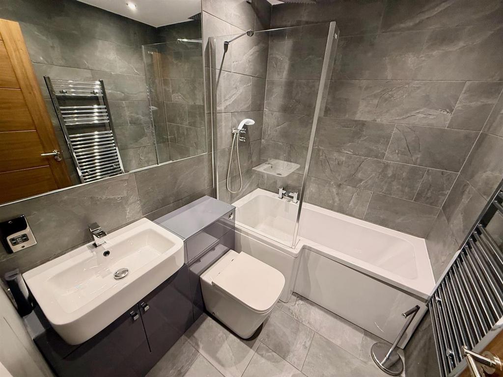 No 8 B17 8 DJ Bathroom.jpg
