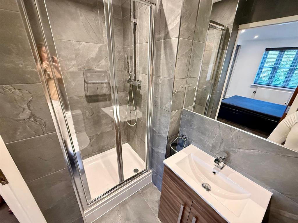 No 8 B17 8 DJ En Suite b.jpg