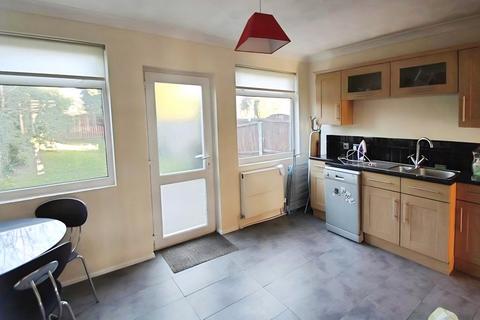 4 bedroom terraced house to rent, Prospect Road, Hornchurch, Essex, RM11