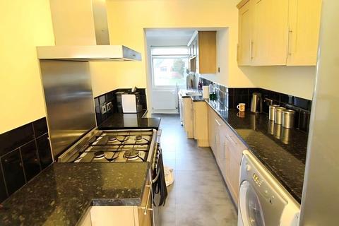 4 bedroom terraced house to rent, Prospect Road, Hornchurch, Essex, RM11