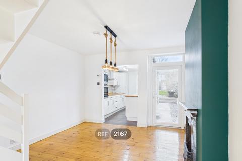 3 bedroom property to rent, Harwich Road, Colchester, CO4 3DD