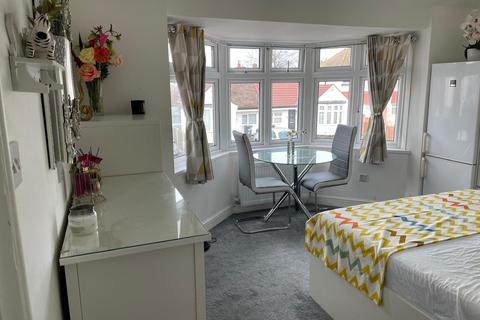 undefined, Connaught Avenue, Hounslow TW4