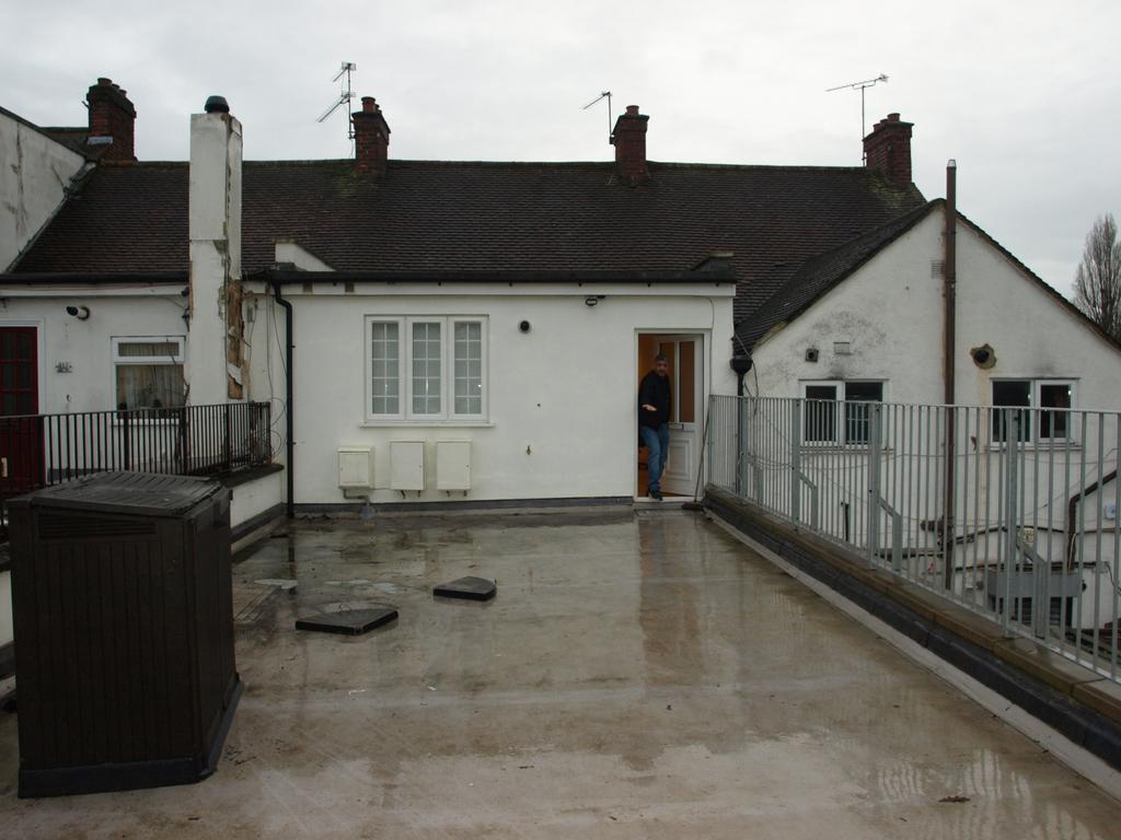 Gated Large 2 Bedroom Flat Above Commercial Premi