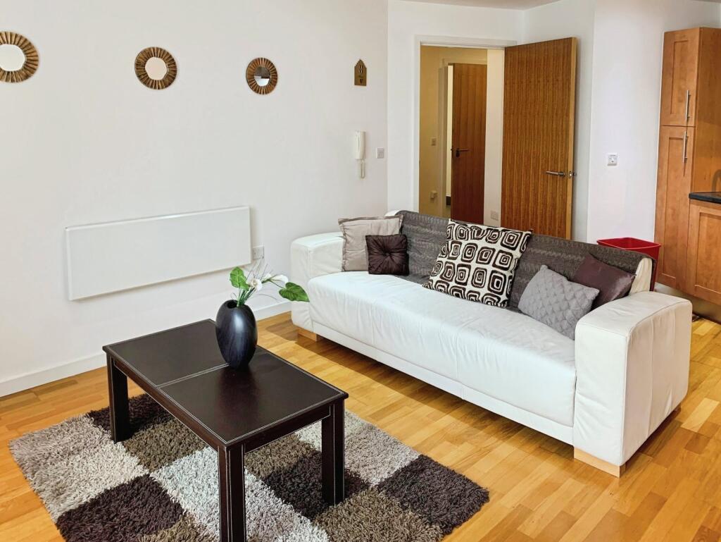 2 bed flat to rent Old Oak Ave, London CR5