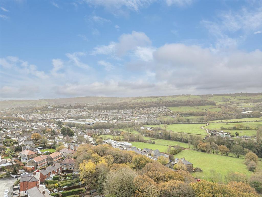37 - 38 Sunnybank Crescent HX4 8 ND.jpg