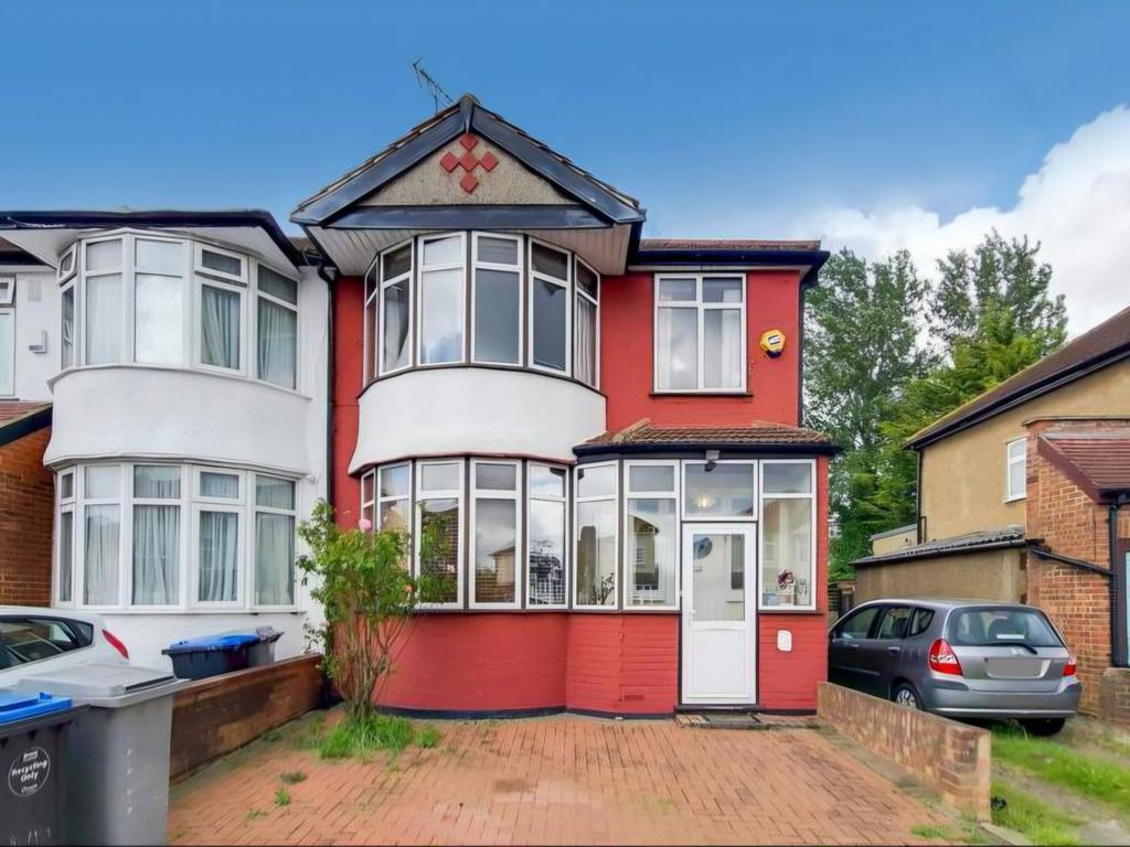 Spacious 3-Bedroom End-Terraced House – Brampto