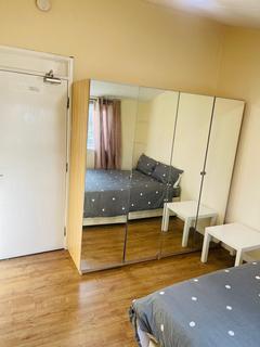 1 bedroom in a house share to rent, St. Clement Close, Uxbridge UB8