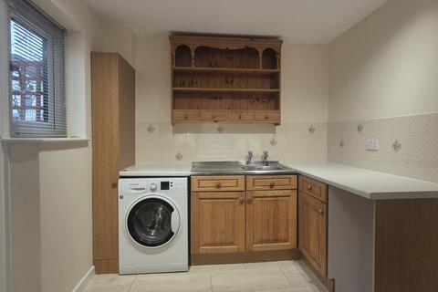 5 bedroom detached house to rent, Porchester Close, Charlton SP10