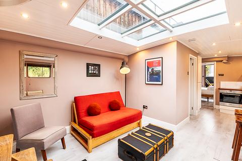 1 bedroom property to rent, The Hollows, Brentford, London TW8