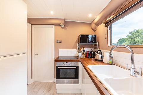 1 bedroom property to rent, The Hollows, Brentford, London TW8