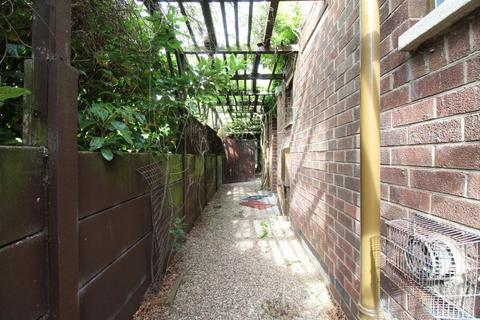 3 bedroom detached house to rent, Ashley Close, Beeston, Nottingham, NG9 4BQ