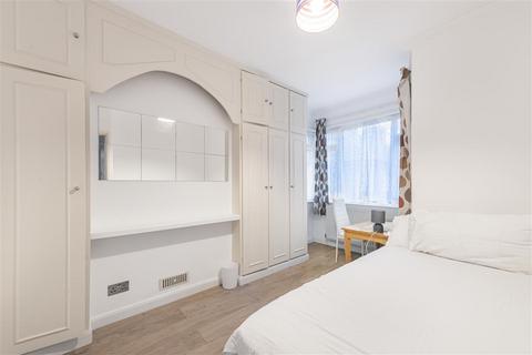 3 bedroom end of terrace house to rent, Wulfstan Street, W12