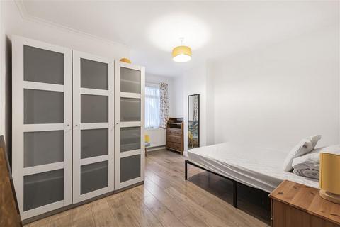 3 bedroom end of terrace house to rent, Wulfstan Street, W12