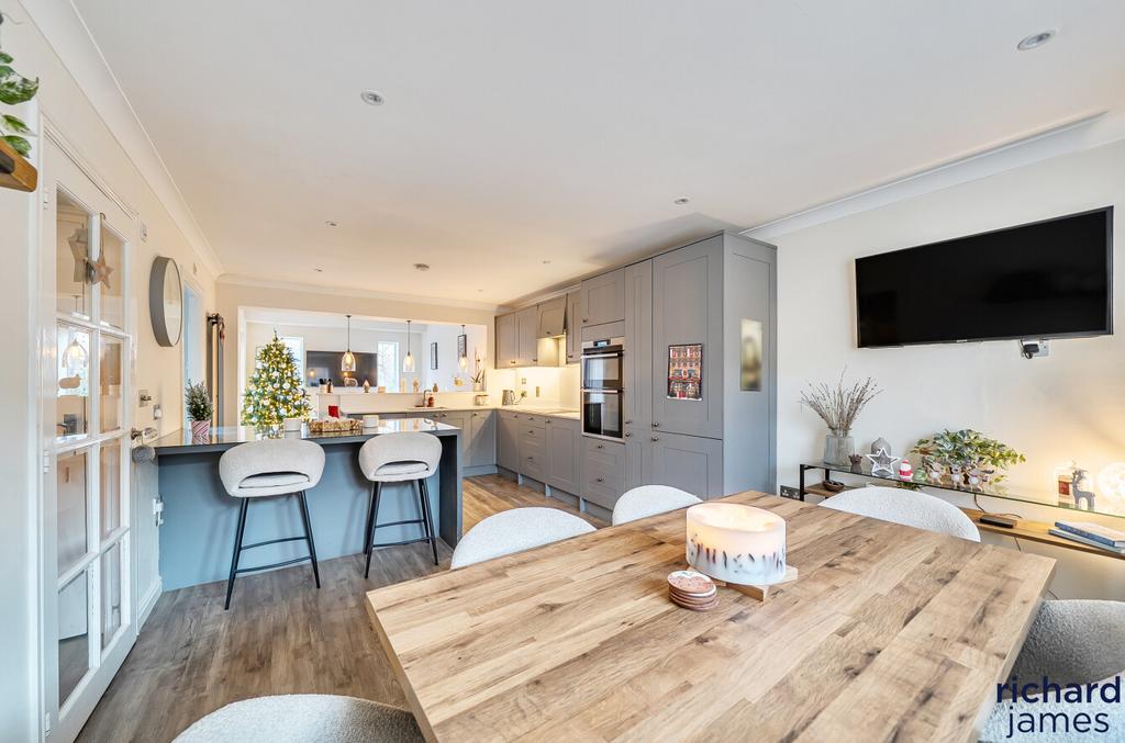 9464749093d04633b8efe4f7ff110e4b