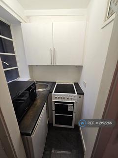 Studio to rent, Shepherds Bush Road, London, W6