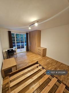 Studio to rent, Shepherds Bush Road, London, W6