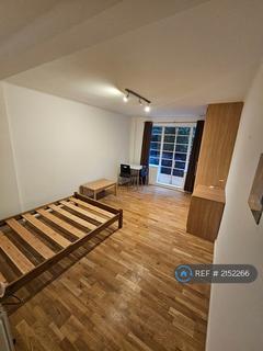Studio to rent, Shepherds Bush Road, London, W6