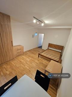 Studio to rent, Shepherds Bush Road, London, W6