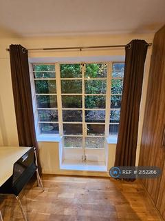 Studio to rent, Shepherds Bush Road, London, W6