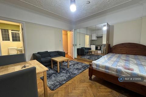 Studio to rent, Wendover Court, London, NW2