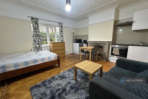 Studio to rent, Wendover Court, London, NW2