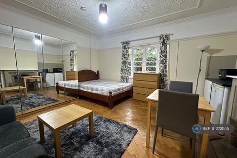 Studio to rent, Wendover Court, London, NW2