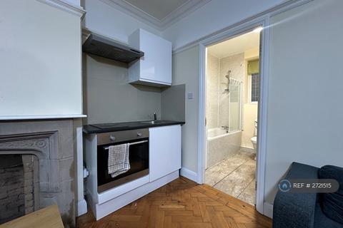 Studio to rent, Wendover Court, London, NW2
