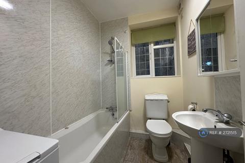 Studio to rent, Wendover Court, London, NW2