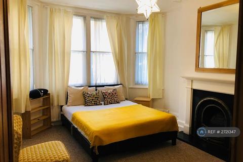 2 bedroom flat to rent, Hayes Court, London, SE5