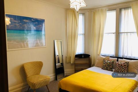 2 bedroom flat to rent, Hayes Court, London, SE5