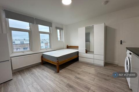 Studio to rent, Finchley Road, London, NW11