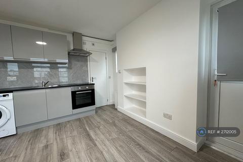 Studio to rent, Finchley Road, London, NW11