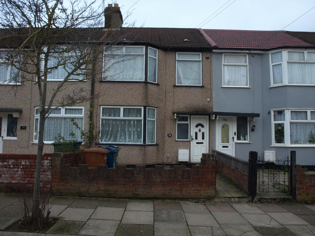 Mid-Terrace Family Home with 3 Bedrooms located i