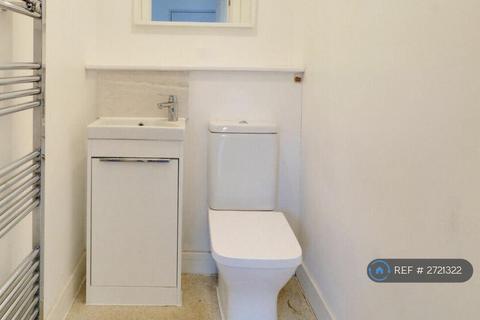 2 bedroom terraced house to rent, Darnley Road, Grays, RM17
