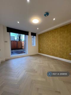 Studio to rent, Nether Street, London, N3