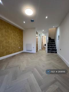 Studio to rent, Nether Street, London, N3