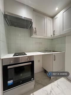 Studio to rent, Nether Street, London, N3