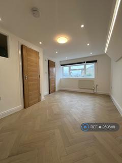 Studio to rent, Nether Street, London, N3