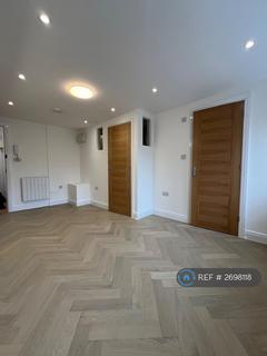 Studio to rent, Nether Street, London, N3